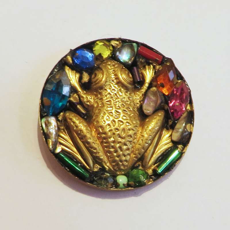 Round frog brooch
